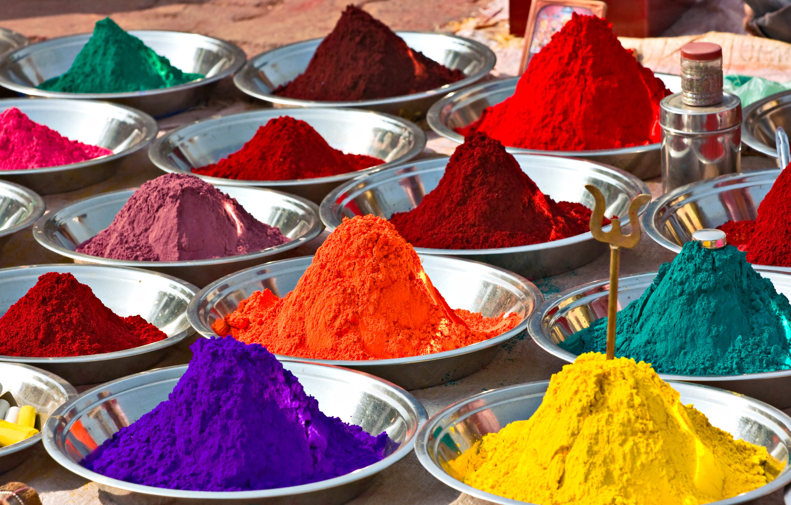 Bunte Pulverhaufen in Metallschalen auf einem Markt